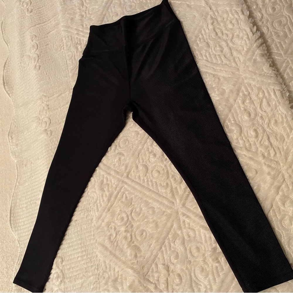 Sage Collective 7/8 ribbed leggings.